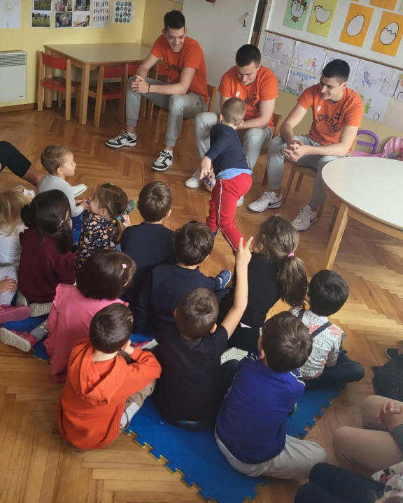 Klarin, Škugor i Brajković posjetili najmlađe navijače u DV Vjeverica 