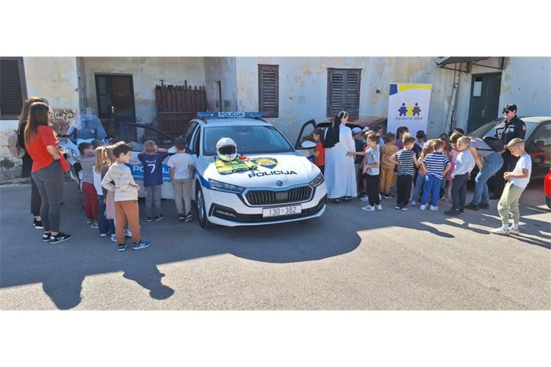 Djeca iz vrtića Blažena Hozana posjetila policiju, oduševio ih pas tragač/napadač Thanos-Tigar