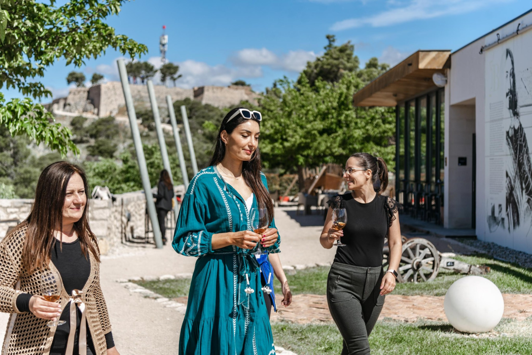 Zagrijavanje na tvrđavi Barone: Kandidatkinje za najljepšu mamu Hrvatske zabavljale se na šibenskom kaštelu