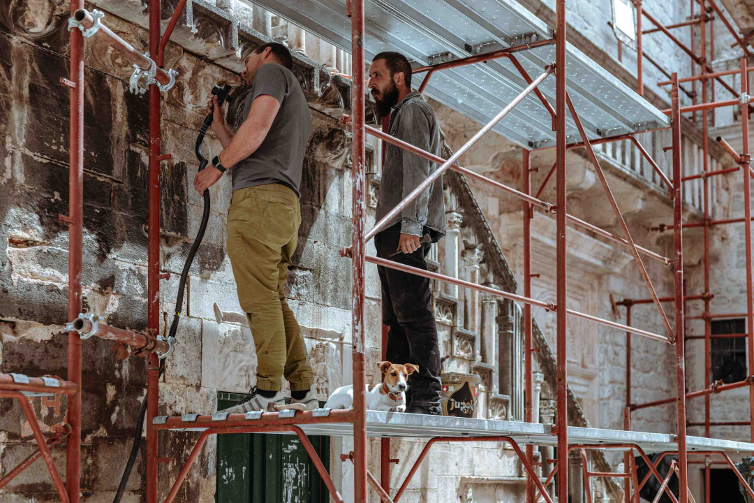 Četveronožni restaurator nadgleda radove na Maloj loži 