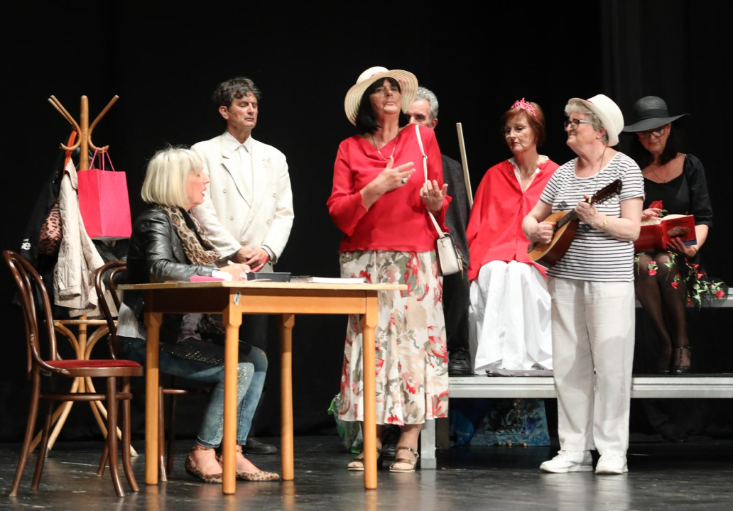 U šibenskom kazalištu glumci iz udruge umirovljenika izveli predstavu 'A šta sad' 