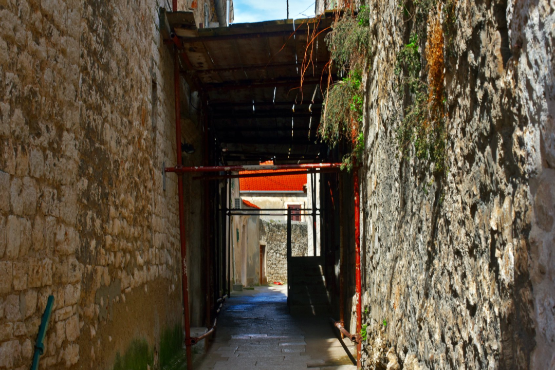 Palača stare Preture oslobođena skele: U ‘sumnjivoj kali’ bilo je ‘zabave svake vrste, pa i bludišta’