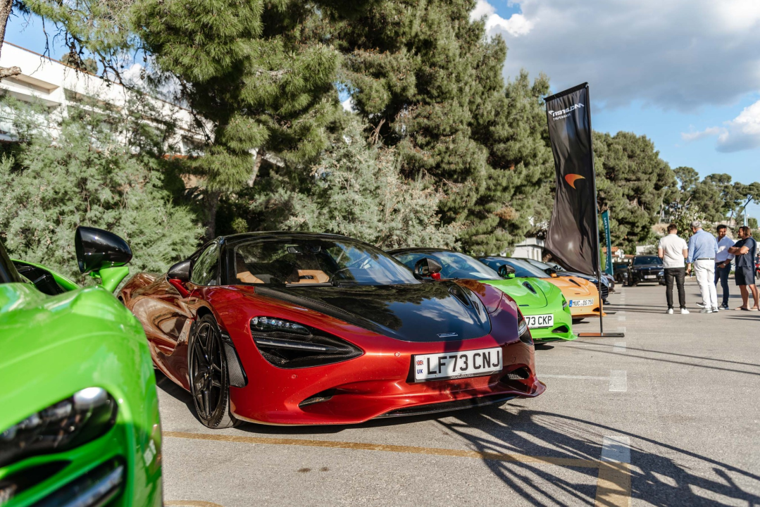 Spoj ekskluzivnih jahti i isto takvih automobila u marini u Mandalini