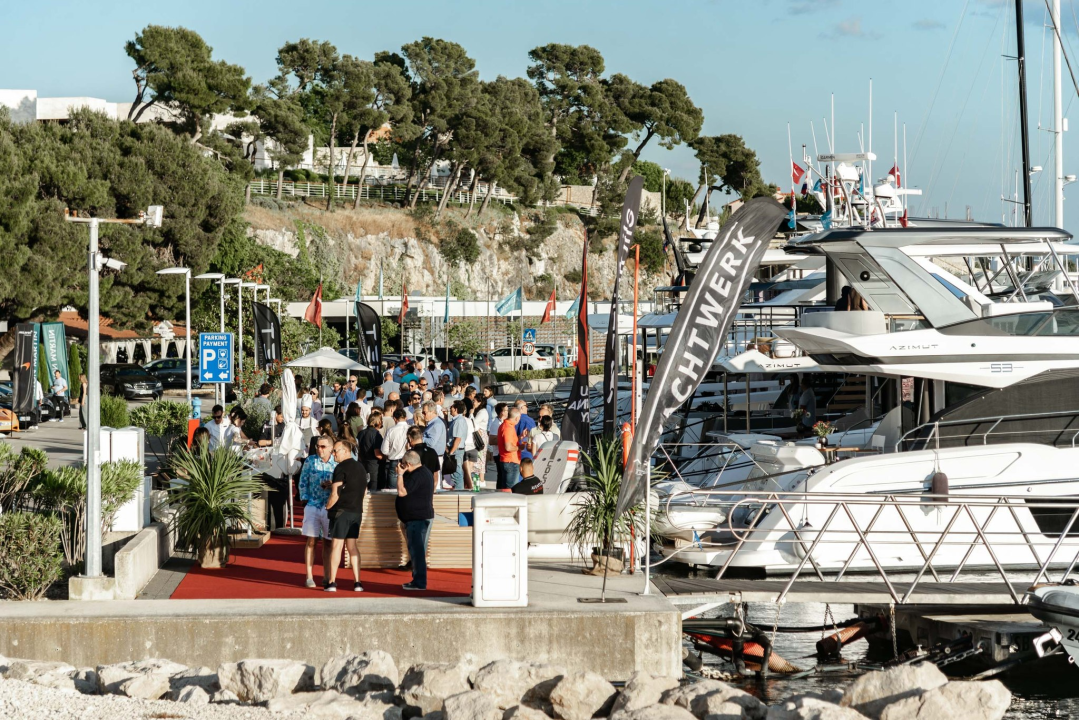 Spoj ekskluzivnih jahti i isto takvih automobila u marini u Mandalini