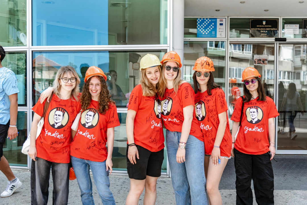 Šibenski maturanti opraštaju se od škole: Slave uz domaće hitove, a budućnost vide vani