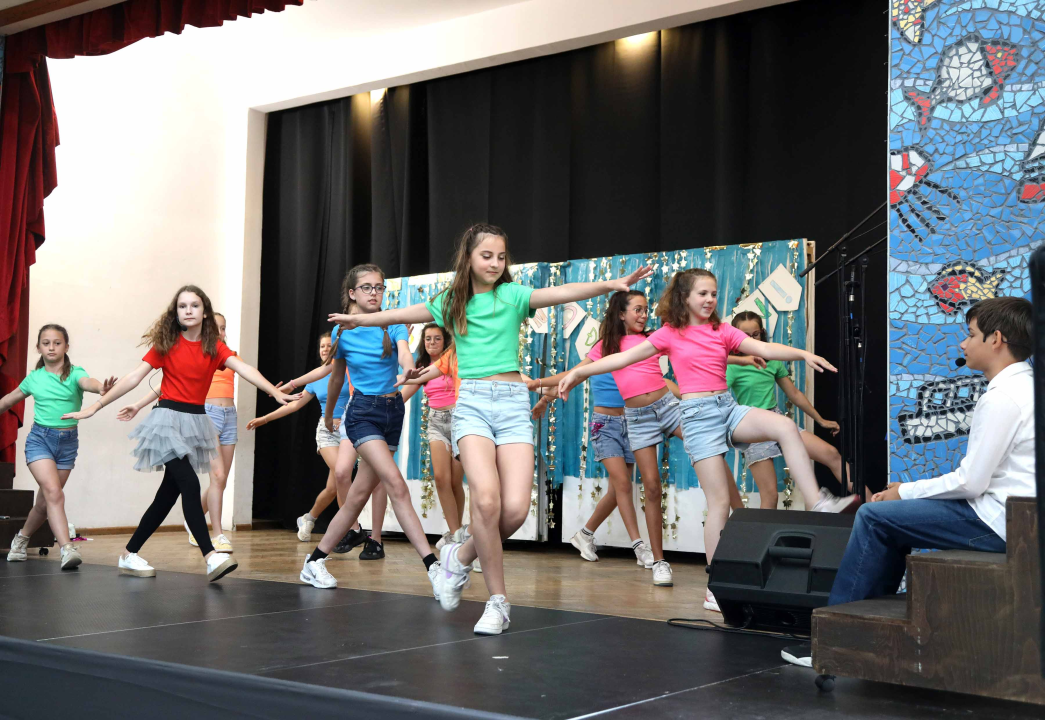 'Rome i Jula' u izvedbi učenika i djelatnika OŠ Petra Krešimira IV. za Dan škole