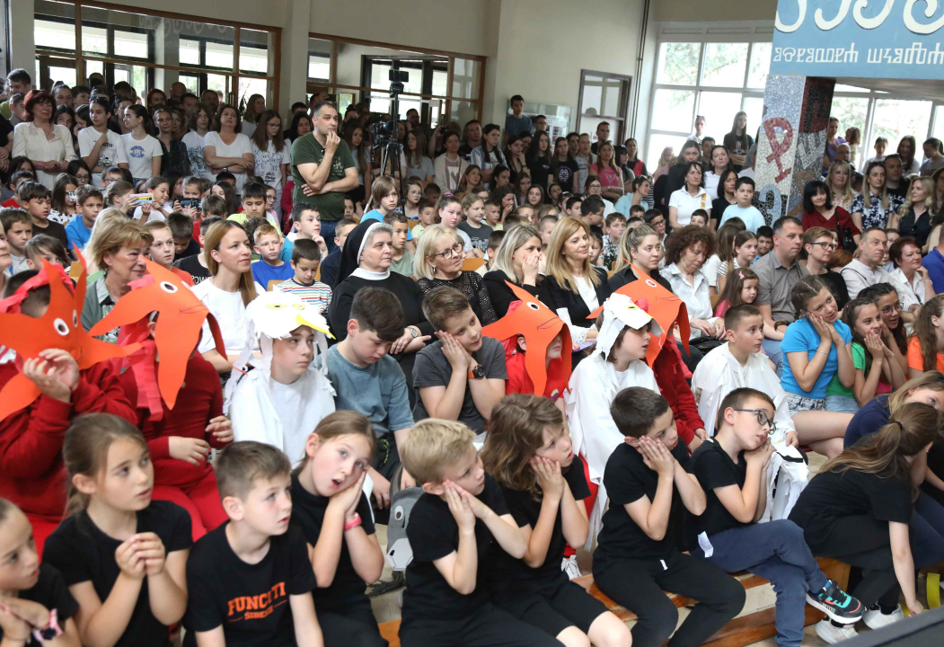 'Rome i Jula' u izvedbi učenika i djelatnika OŠ Petra Krešimira IV. za Dan škole