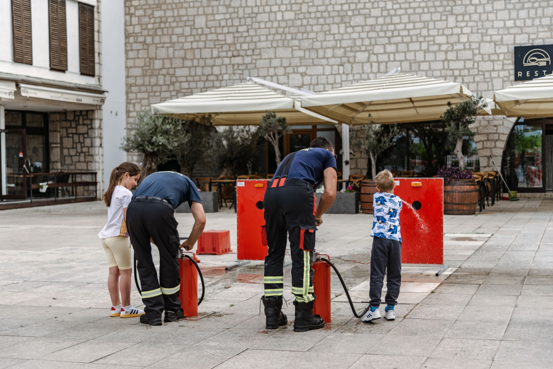 Vatrogasci na rivi kroz igru učili djecu o važnosti prevencije požara 