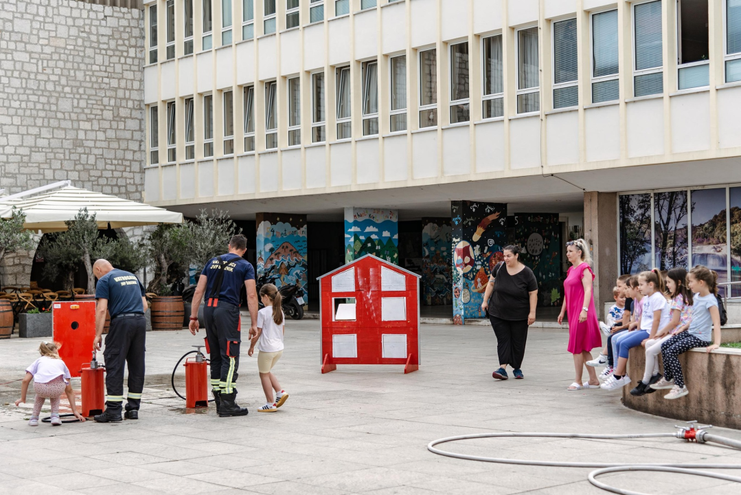 Vatrogasci na rivi kroz igru učili djecu o važnosti prevencije požara 