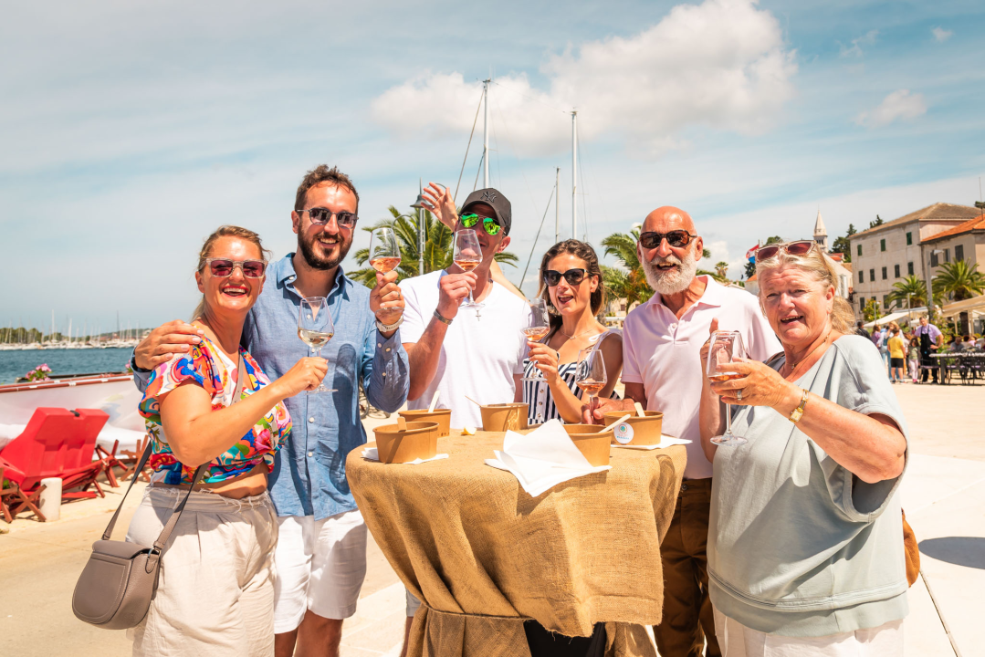 Pogledajte atmosferu jučerašnje marende u Rogoznici!