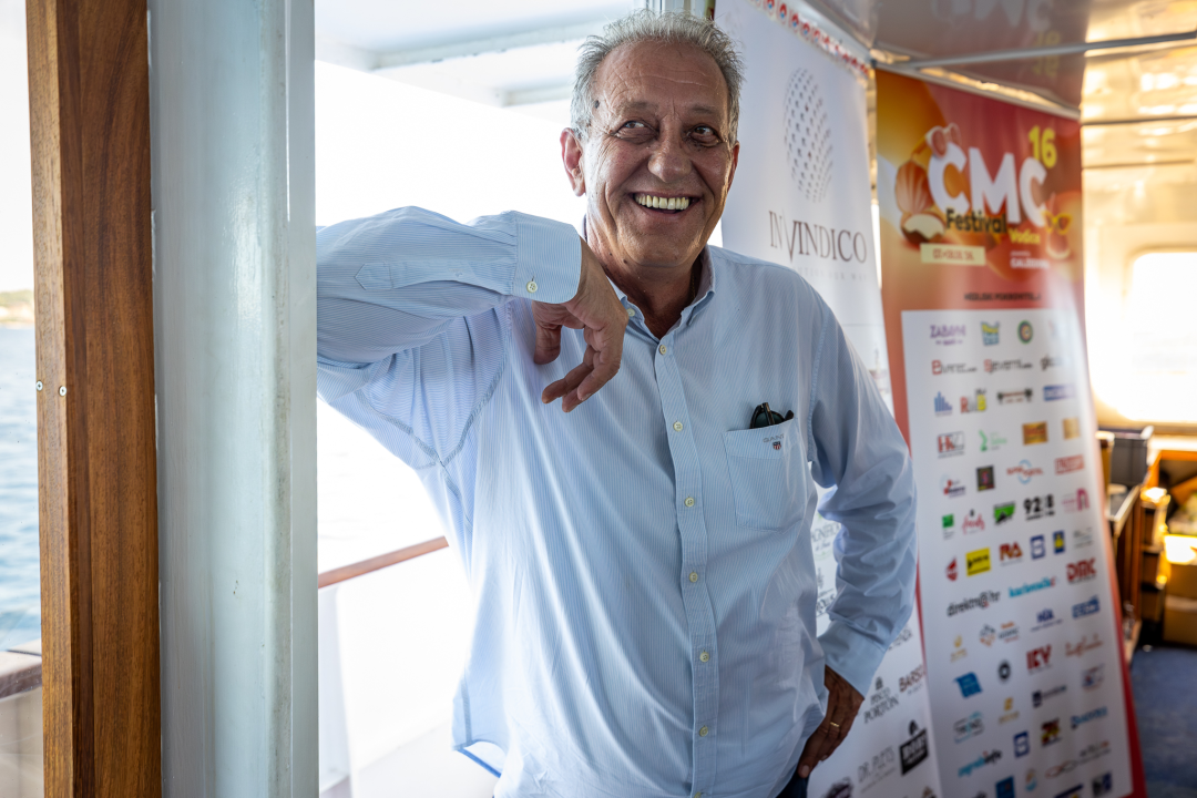 Prije koncerta Škore, Zeke i Lille, Neda Ukraden promovirala album na pučini. Zaplovio i gradonačelnik Desto