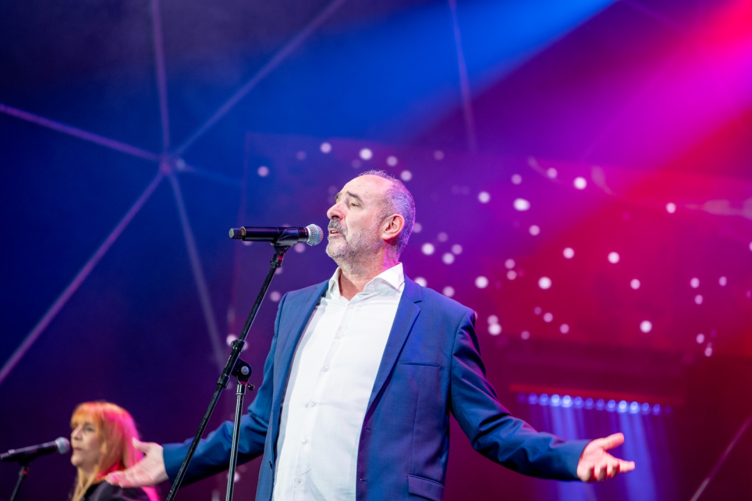 Prije koncerta Škore, Zeke i Lille, Neda Ukraden promovirala album na pučini. Zaplovio i gradonačelnik Desto