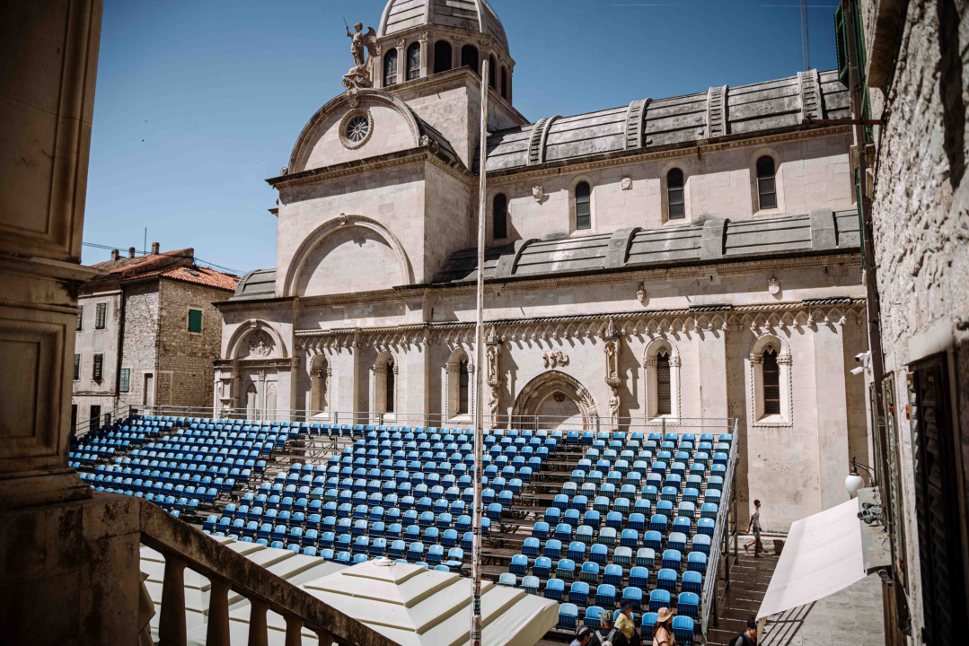 Prvi vjesnici MDF-a na šibenskim ulicama, zastavice kao znak najveselijeg doba  