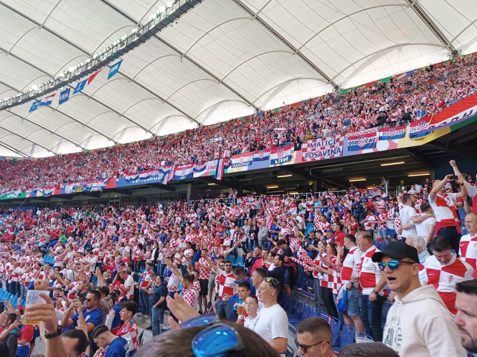 Za Hrvatsku su sa stadiona na Šubićevcu navijali i učenici s učiteljicama