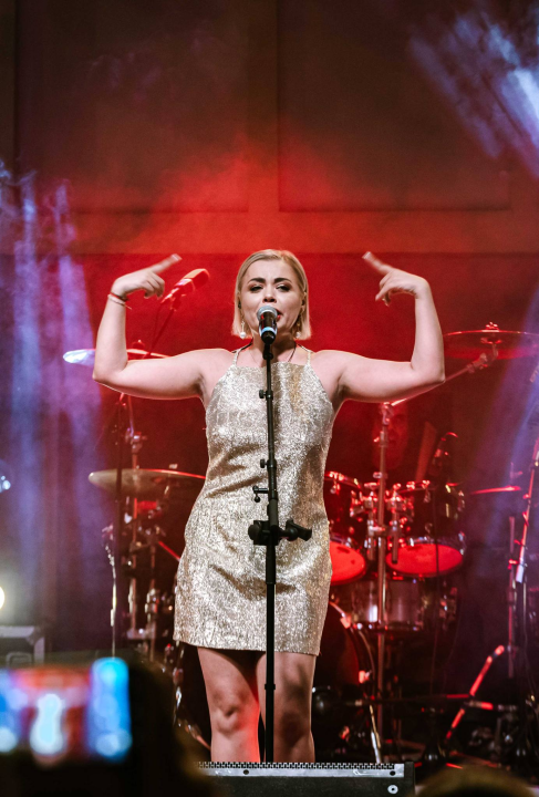 Šibenska noć izvukla ljude u grad, a zabavljao ih je Magazin dobrim starim hitovima