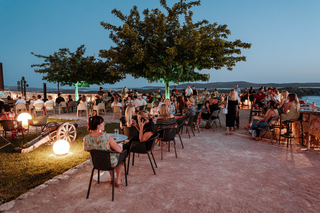 Natali Dizdar, vatromet i odlično raspoloženi Šibenčani: 'Odjednom mjesec izlazi točno iza nje'