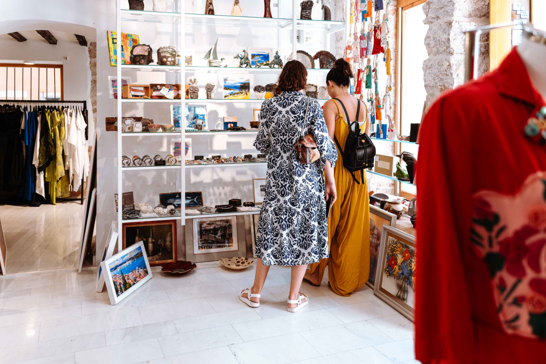 Za žene koje ne robuju trendovima: U Galeriju Juraj Dalmatinac stigla ljetna kolekcija Zorana Mrvoša   