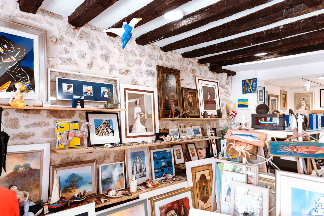 Za žene koje ne robuju trendovima: U Galeriju Juraj Dalmatinac stigla ljetna kolekcija Zorana Mrvoša   