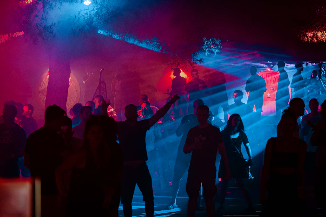 Pogledajte kako izgleda otvorenje plesne sezone u jednoj od najpoznatijih diskoteka u Dalmaciji 