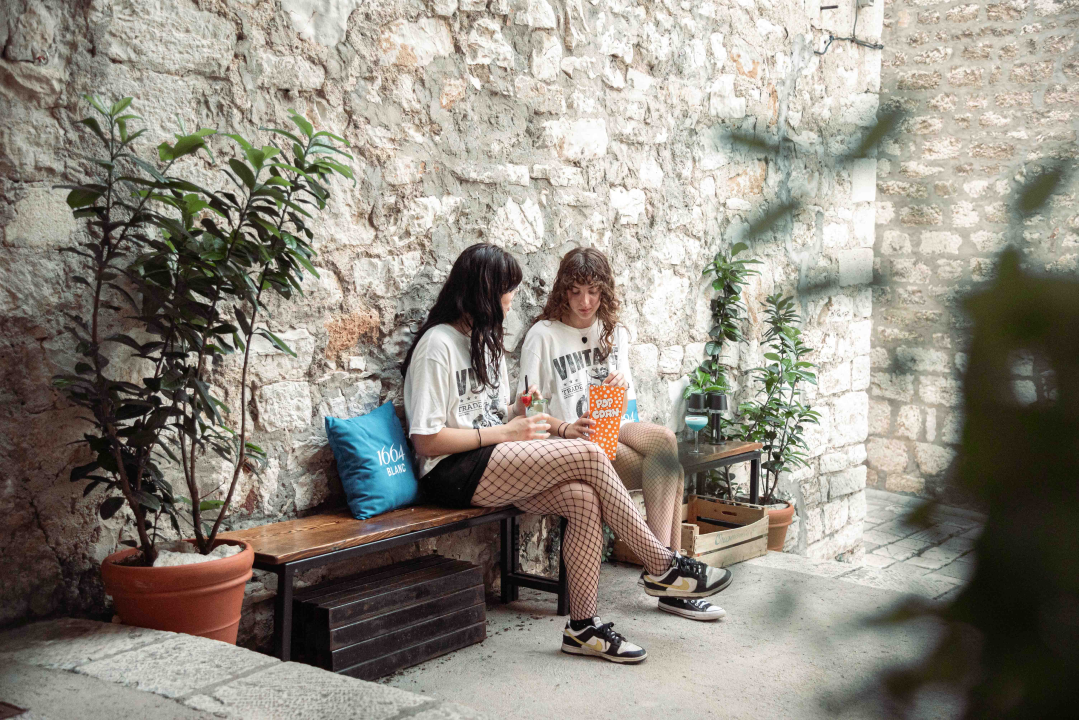 Mladi par u srcu grada otvorio posebni Ginfinity Bar!