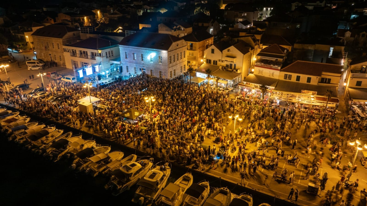 Jelena Rozga održala koncert za pamćenje pred prepunom rivom u Vodicama