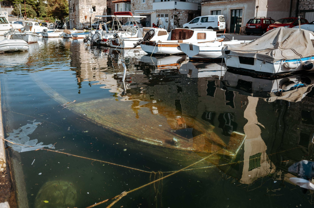 'Podmornice' konačno izvađene iz mora u Docu: Dvije vlasnici, a jednu službe
