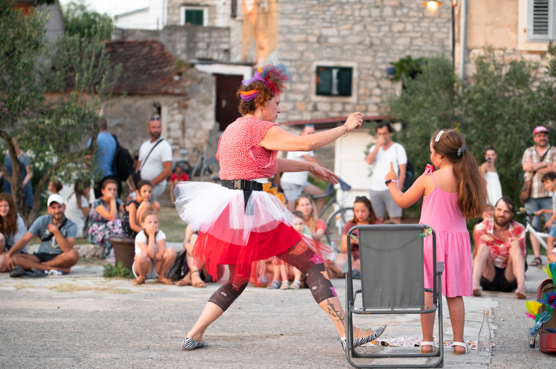 Na Zlarinu su se, izgleda, fantastično svi zabavljali proteklih dana 