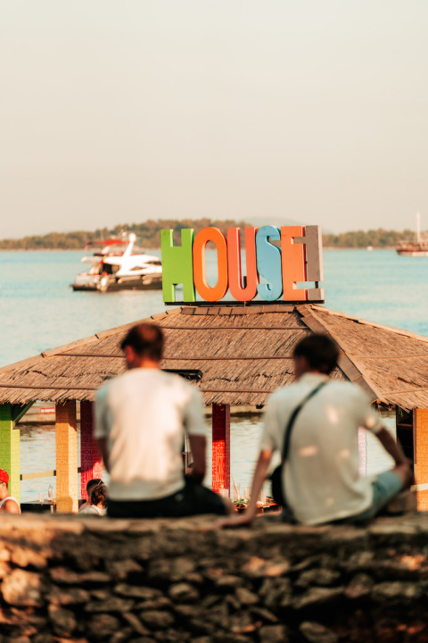 Defected Croatia: Pet tisuća partijanera uživalo u Tisnom 