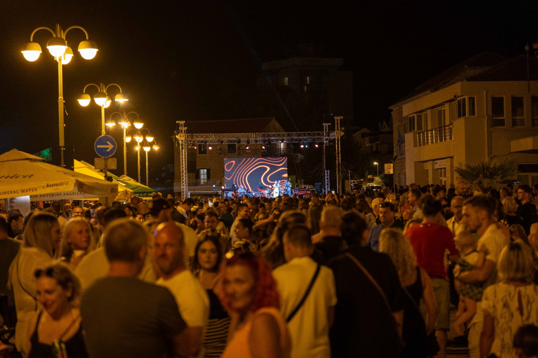 Vodička fešta okupila rekordan broj ljudi: Iće i piće, Mile Perkov, Fenixi, Spectrum i legendarni Petar Grašo