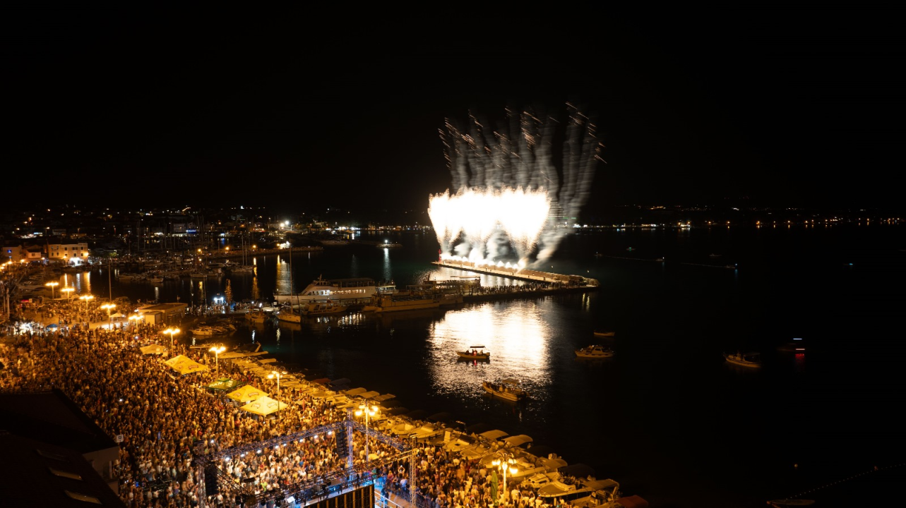 Vodička fešta okupila rekordan broj ljudi: Iće i piće, Mile Perkov, Fenixi, Spectrum i legendarni Petar Grašo