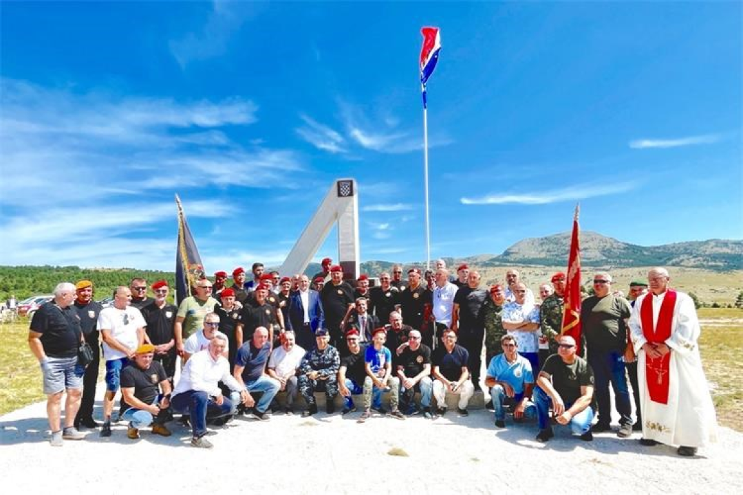 Na Crvenoj zemlji poviše Knina postavljen spomenik braniteljima