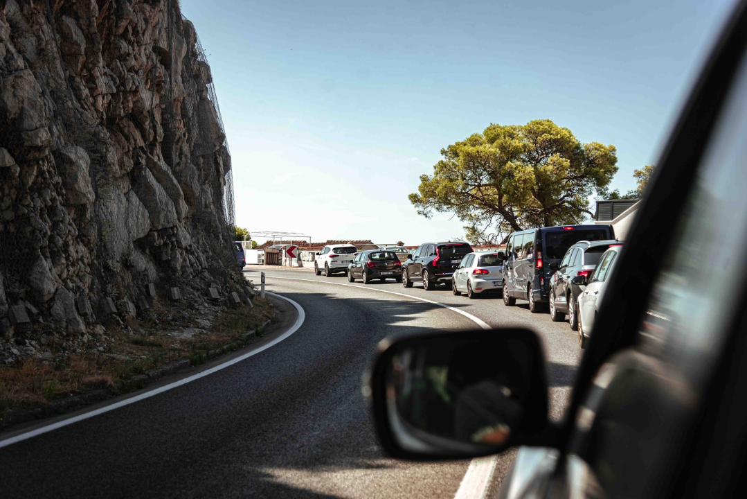 Vatrogasci natapaju požarište u Rokićima, promet se odvija usporeno 