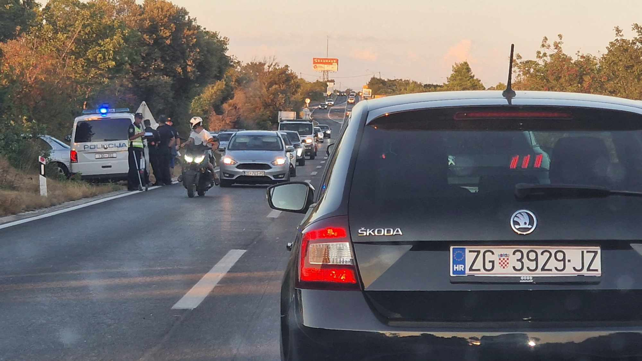Sudar dva auta i motocikla na magistrali blizu Šibenskog mosta: Gužve su ogromne