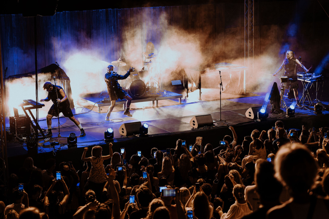 U Šibeniku se dogodio savršen spoj nespojivog koncertom za sve generacije: Vojko V, Baby Lasagna i Nipplepeople