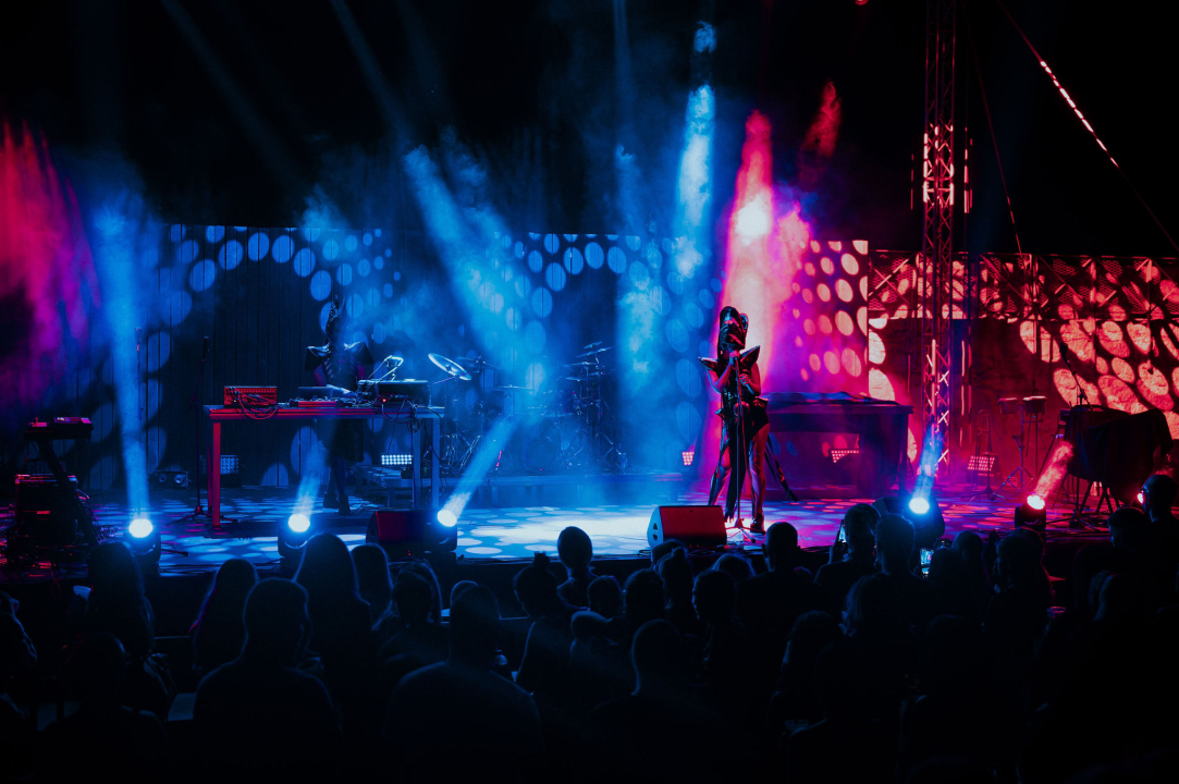 U Šibeniku se dogodio savršen spoj nespojivog koncertom za sve generacije: Vojko V, Baby Lasagna i Nipplepeople