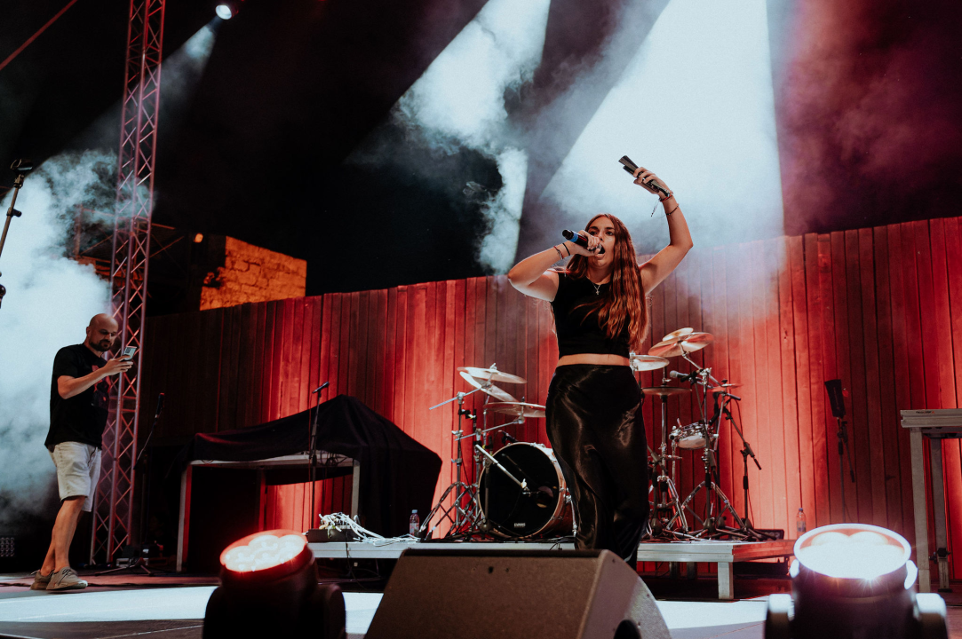 U Šibeniku se dogodio savršen spoj nespojivog koncertom za sve generacije: Vojko V, Baby Lasagna i Nipplepeople