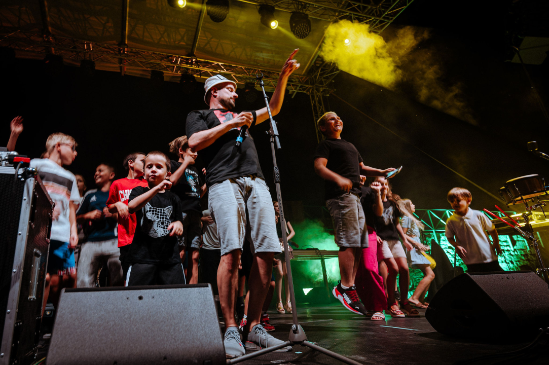 U Šibeniku se dogodio savršen spoj nespojivog koncertom za sve generacije: Vojko V, Baby Lasagna i Nipplepeople