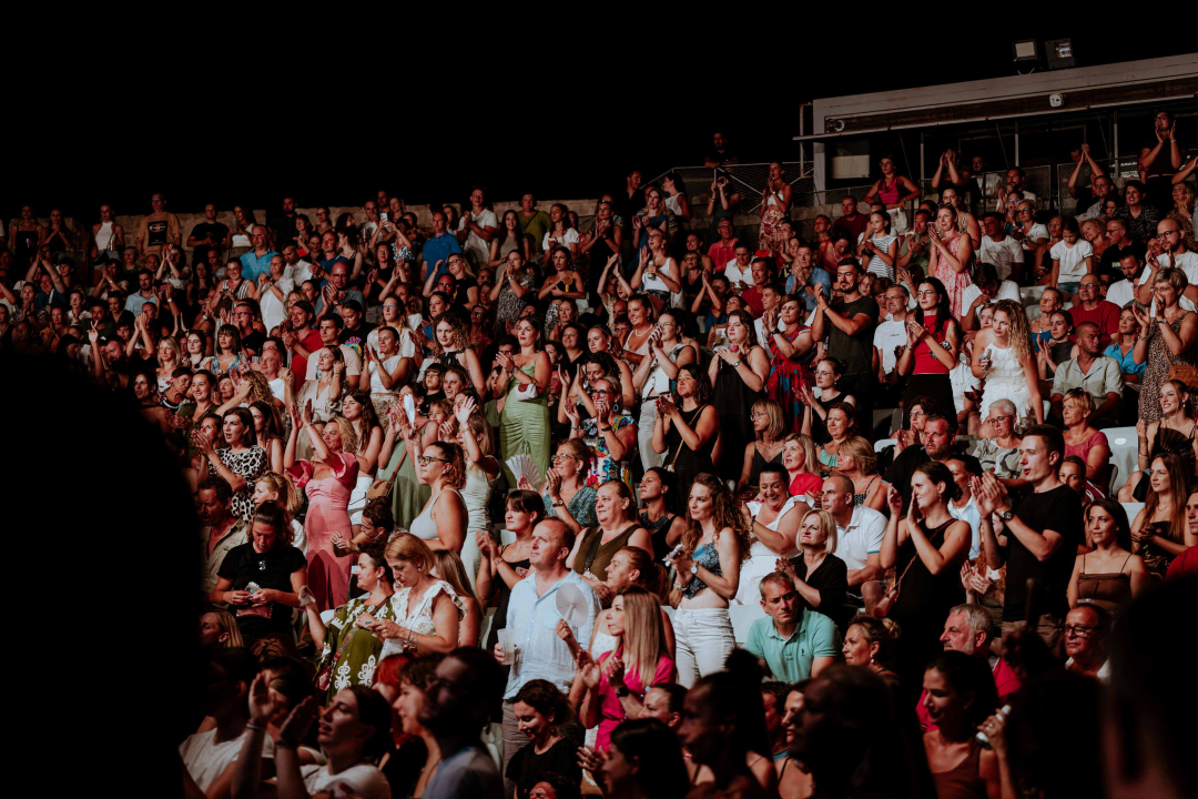 Silente ‘pronašli način’ i raspjevali rasprodanu tvrđavu sv. Mihovila 