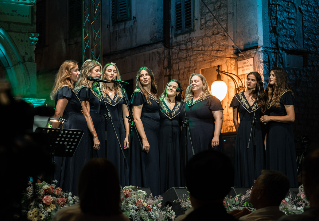 Ikona hrvatske glazbe Meri Cetinić zablistala na pozornici prve večeri Dalmatinske Šansone