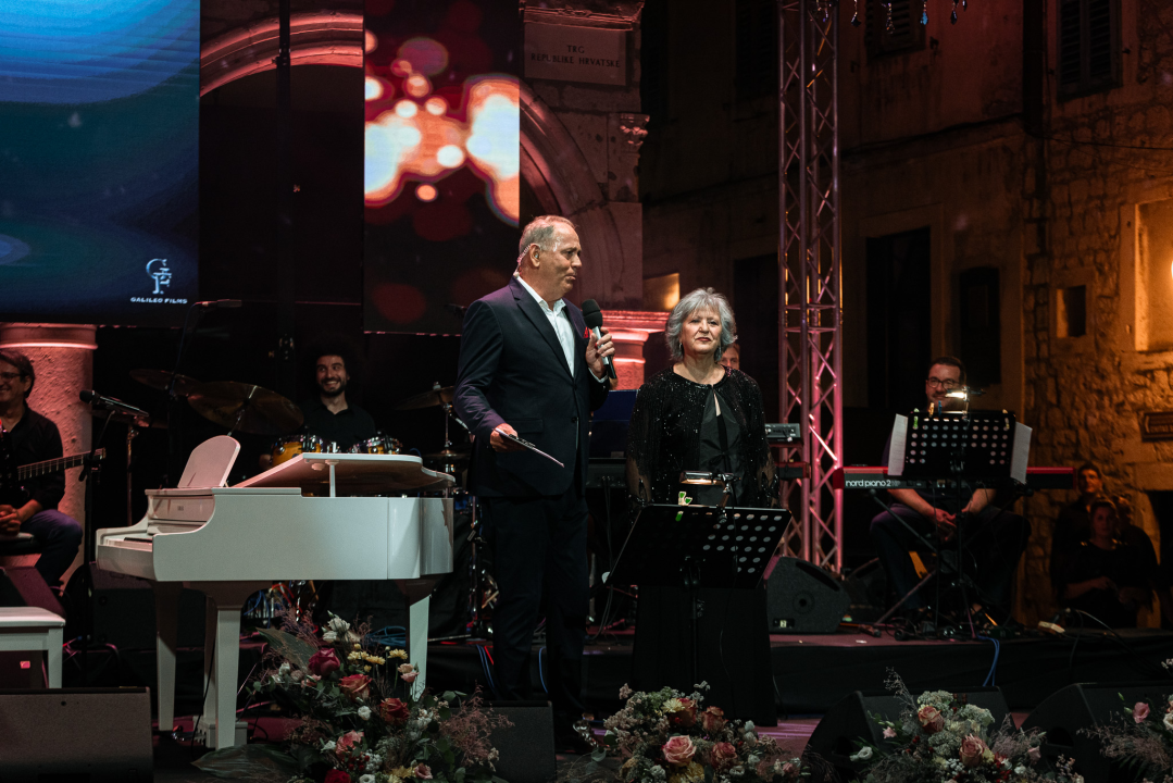 Ikona hrvatske glazbe Meri Cetinić zablistala na pozornici prve večeri Dalmatinske Šansone