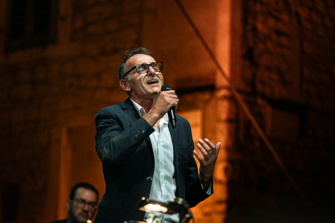 Ikona hrvatske glazbe Meri Cetinić zablistala na pozornici prve večeri Dalmatinske Šansone