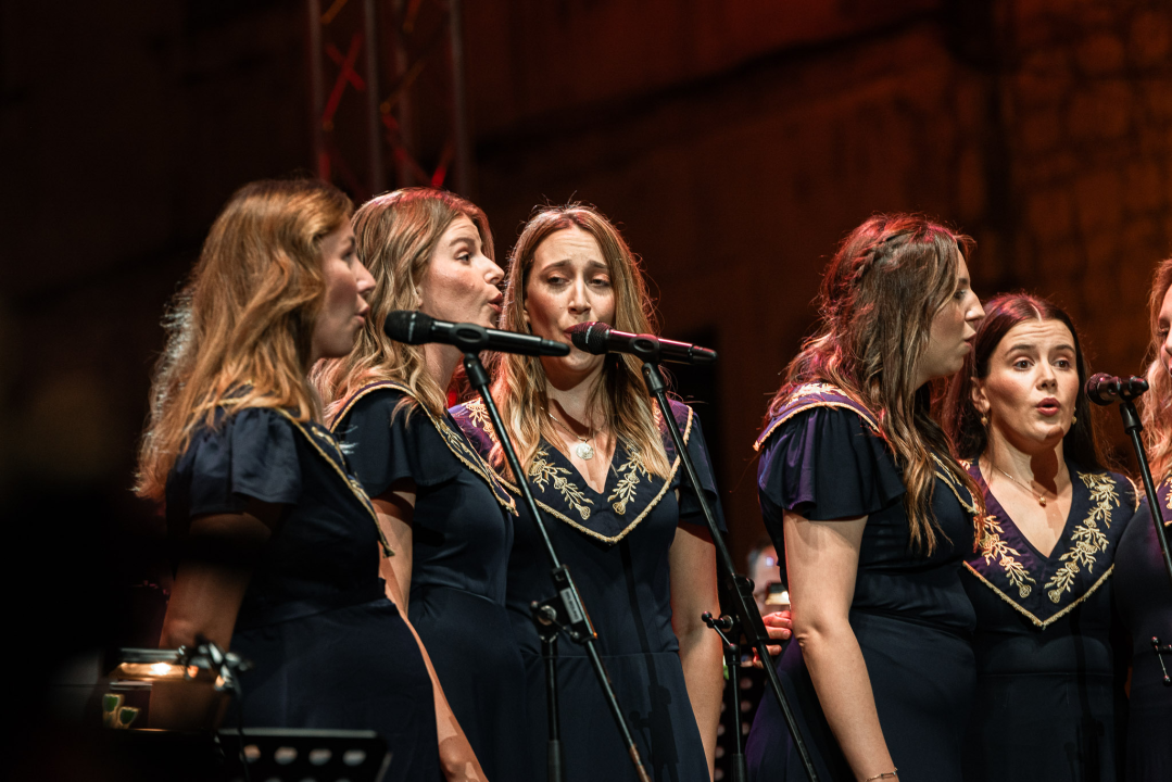 Ikona hrvatske glazbe Meri Cetinić zablistala na pozornici prve večeri Dalmatinske Šansone