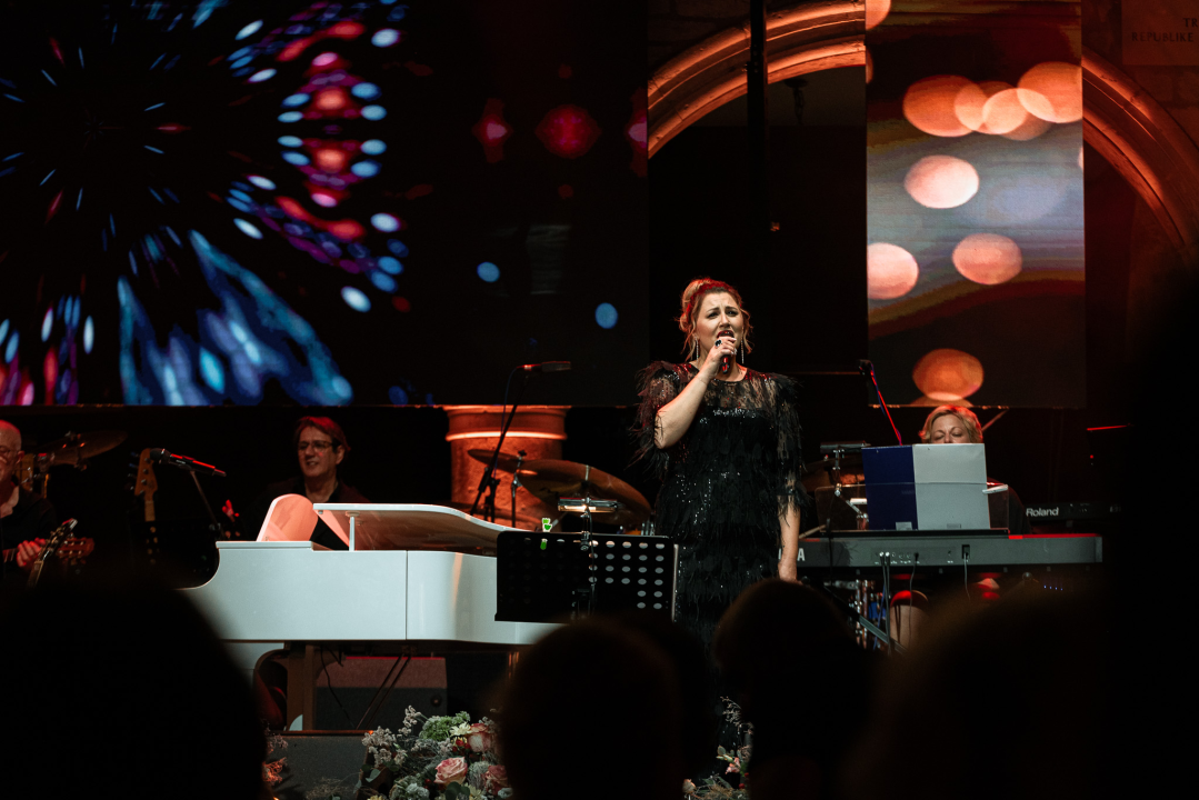 Ikona hrvatske glazbe Meri Cetinić zablistala na pozornici prve večeri Dalmatinske Šansone