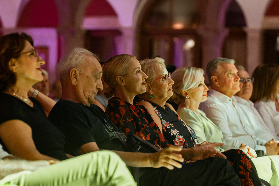 Ikona hrvatske glazbe Meri Cetinić zablistala na pozornici prve večeri Dalmatinske Šansone