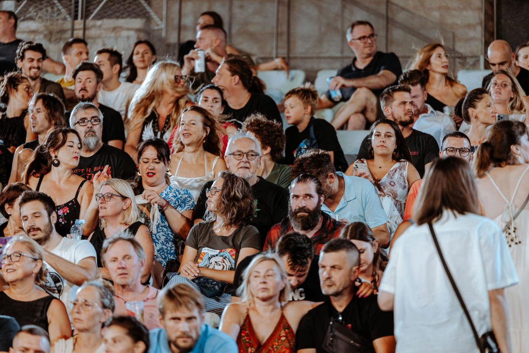 Editorsi održali fantastičan koncert u Šibeniku, nije ih omeo ni vjetar ni kiša