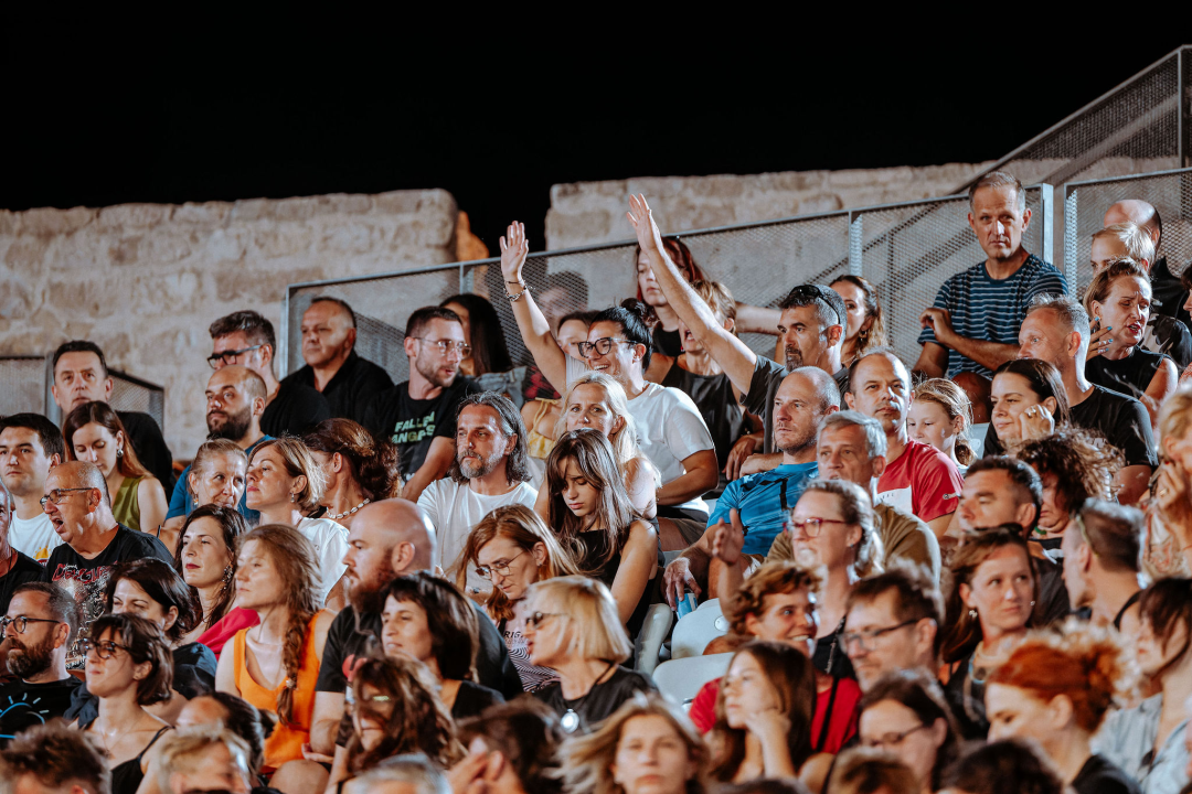 Editorsi održali fantastičan koncert u Šibeniku, nije ih omeo ni vjetar ni kiša