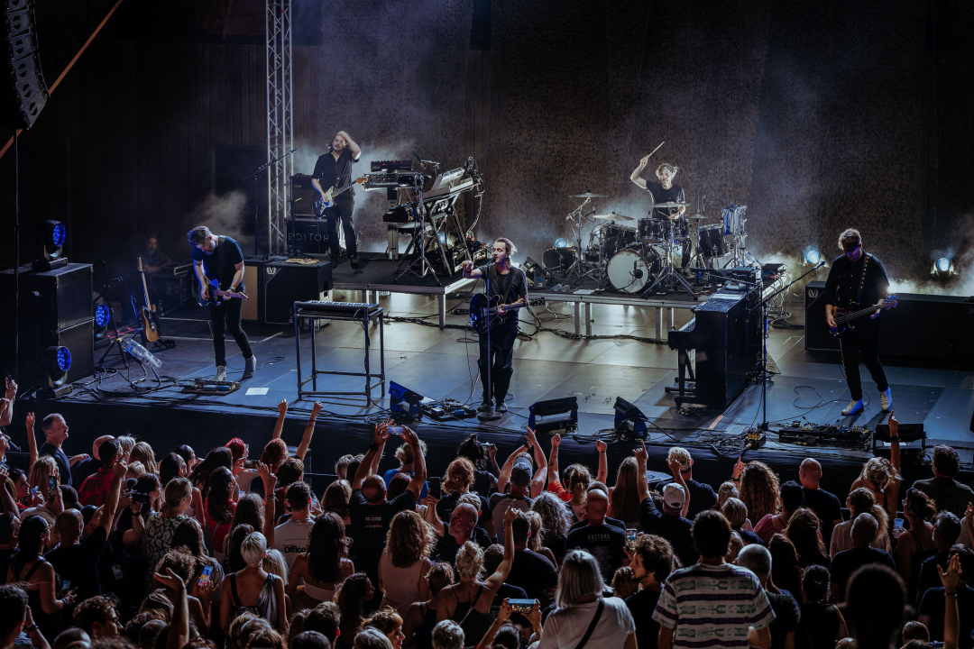 Editorsi održali fantastičan koncert u Šibeniku, nije ih omeo ni vjetar ni kiša