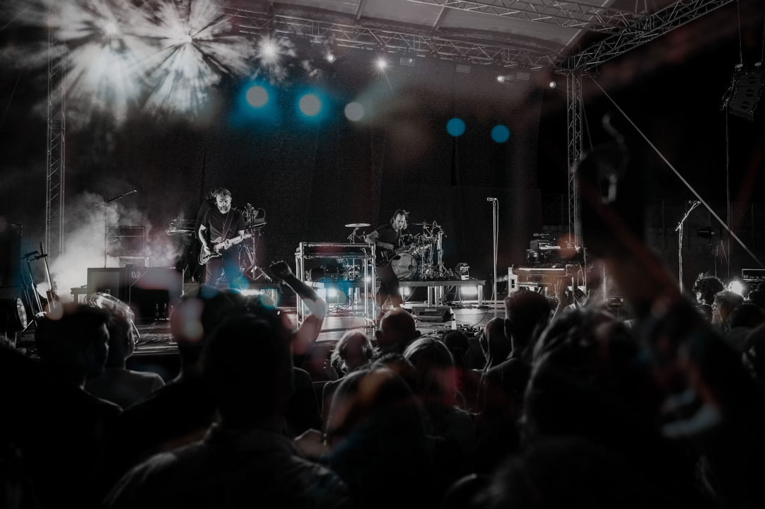 Editorsi održali fantastičan koncert u Šibeniku, nije ih omeo ni vjetar ni kiša