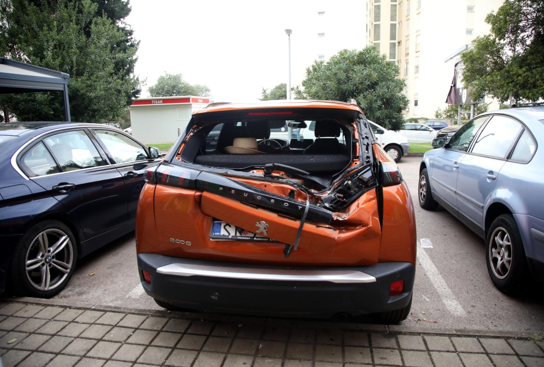 Komad fasade sa zgrade na Baldekinu pao na automobile: 'Srećom nije bilo prolaznika'