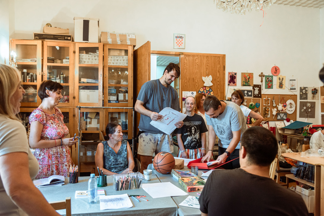 Dario Šarić posjetom razveselio Udrugu Kamenčići